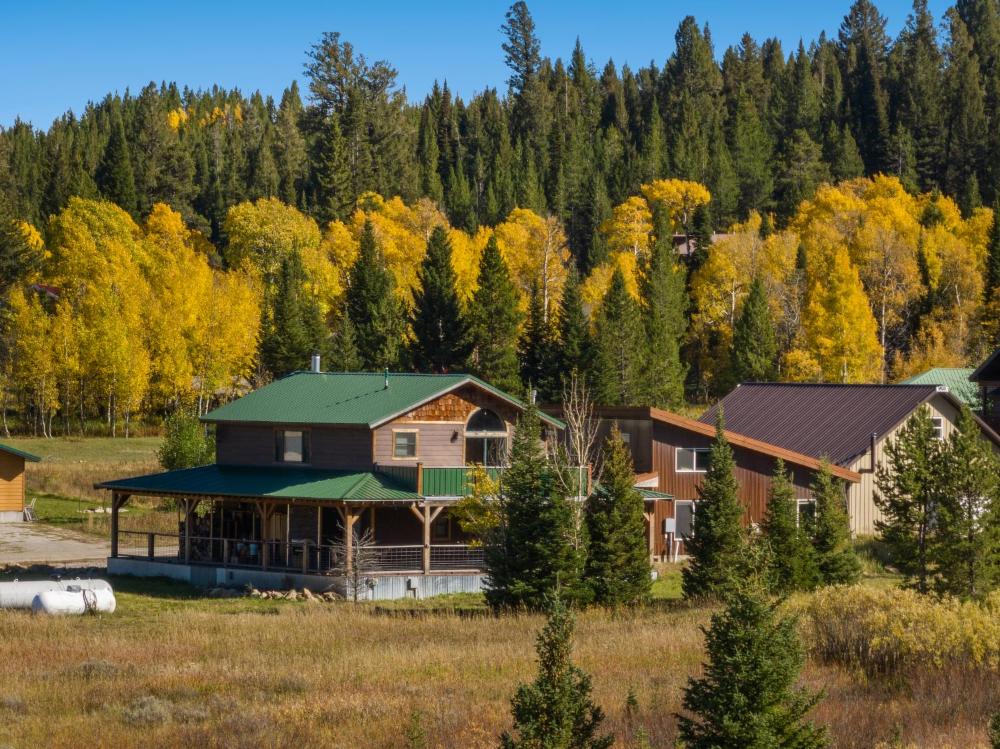 Bunk House Big House 2BR Mountain Views 7 min to Yellowstone